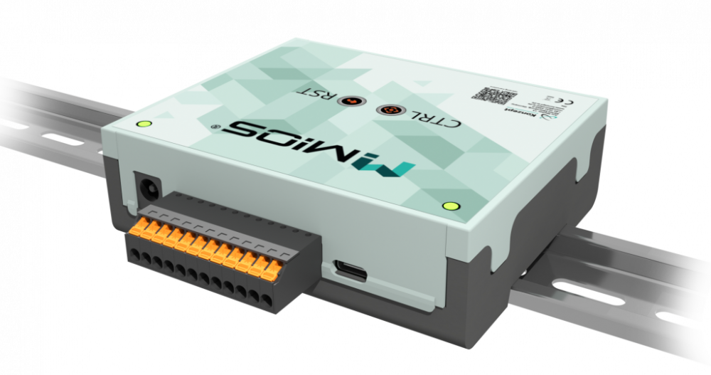 mios-hutschine-v2 M!OS Hardware auf Hutschinenmodul von schräg oben fotografiert, so das mehr von der Rückseite und dem stecker zu sehen ist.