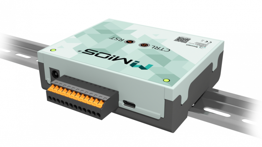 M!OS Hardware auf Hutschinenmodul von schräg oben fotografiert, so das mehr von der Rückseite und dem stecker zu sehen ist.